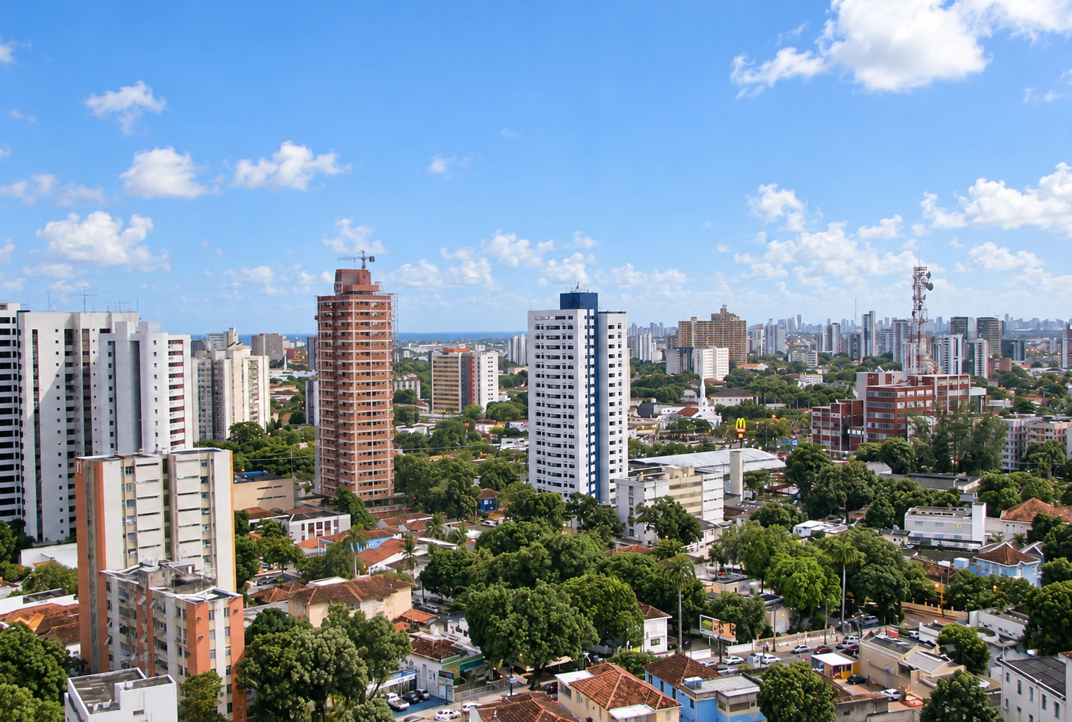 Panorama do Espinheiro com céu azul e árvores verdes, em edição de luz por IA sobre fotografia de acervo de 2006